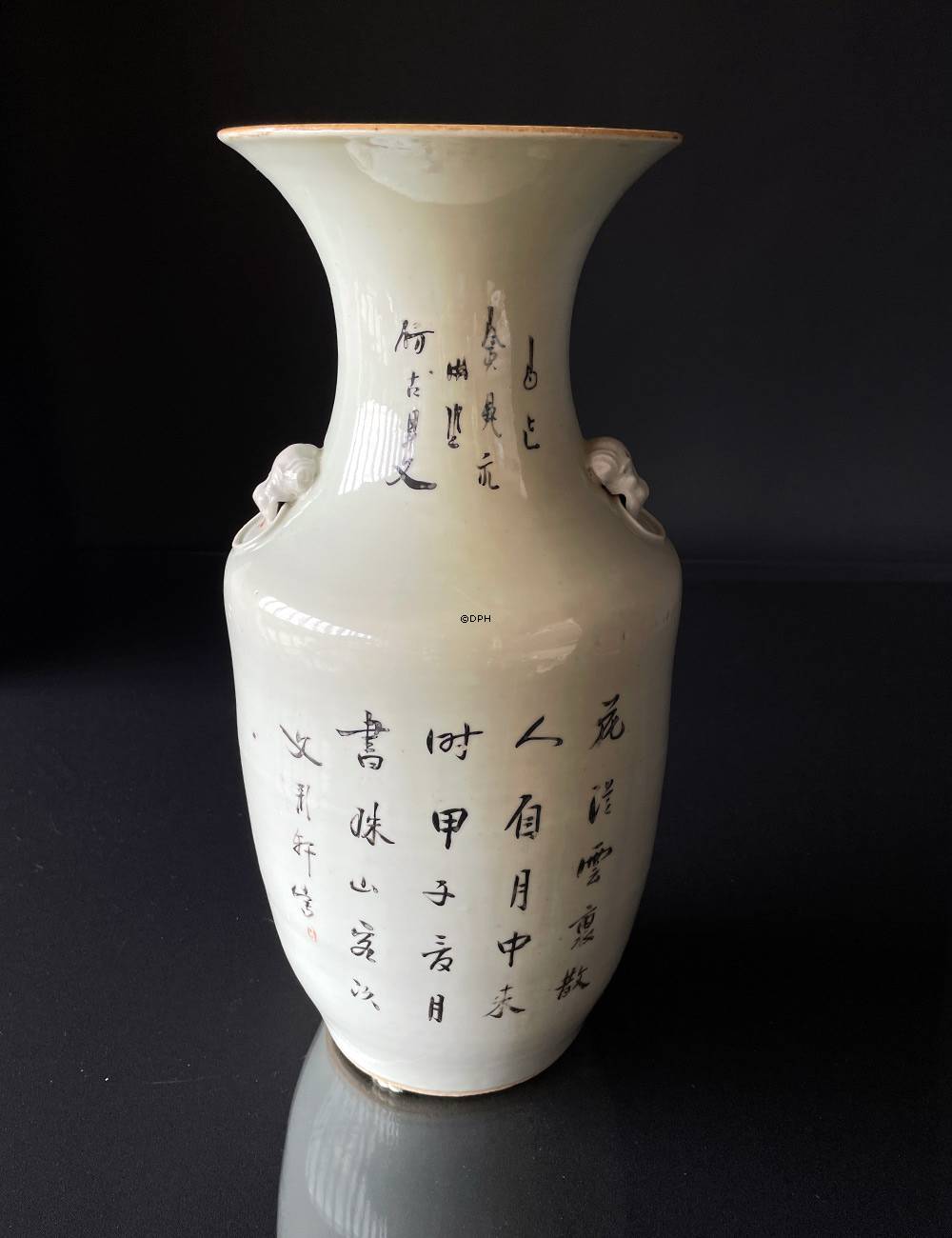 Rund kinesisk semiantik vase