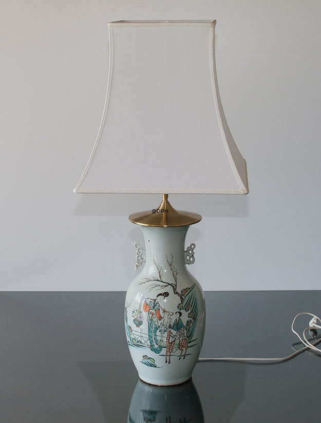Kinesisk porcelæns bordlampe med figurmotiv