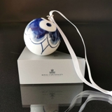 Musselmalet, MEGA ornament nr. 1., hvidt/blåt med satin bånd, Royal Copenhagen