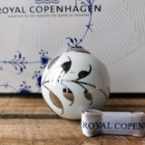 MEGA Blau Gerippt Ornament, nr. 2., weiß /silber mit Satinband, Royal Copenhagen
