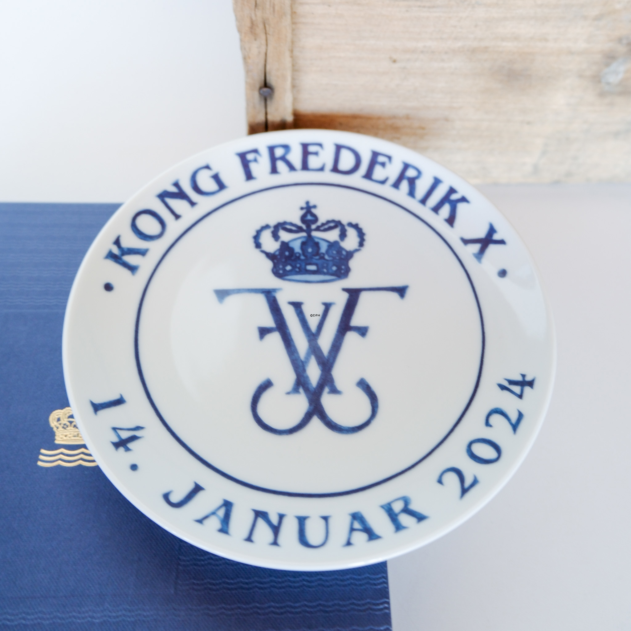 Royal Copenhagen Kroningsplatter, sæt, udgivet i anledning af tronskiftet i 2024