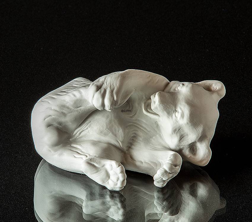 Isbjørn i hvid bisquit, Royal Copenhagen isbjørn, liggende isbjørneunge figur nr. 072