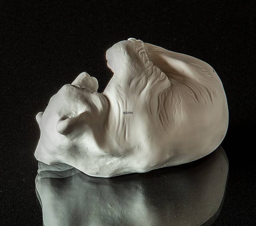 Isbjørn i hvid bisquit, Royal Copenhagen isbjørn, liggende isbjørneunge figur nr. 072
