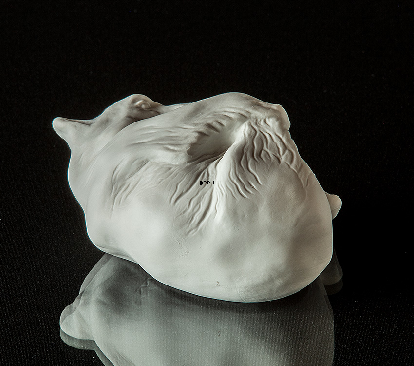 Isbjørn i hvid bisquit, Royal Copenhagen isbjørn, liggende isbjørneunge figur nr. 072