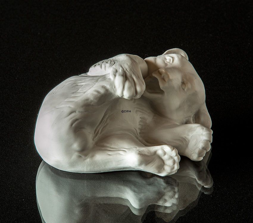 Isbjørn i hvid bisquit, Royal Copenhagen isbjørn, liggende isbjørneunge figur nr. 072