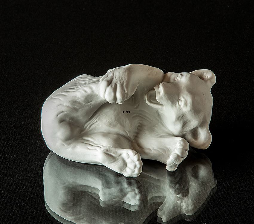 Isbjørn i hvid bisquit, Royal Copenhagen isbjørn, liggende isbjørneunge figur nr. 072