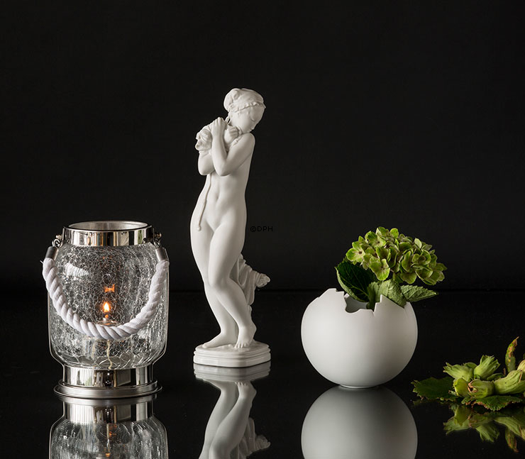 Badende pige, Royal Copenhagen Whites figur nr. 134