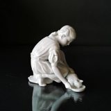 Pige med drikkende kat, Royal Copenhagen figur nr. 421