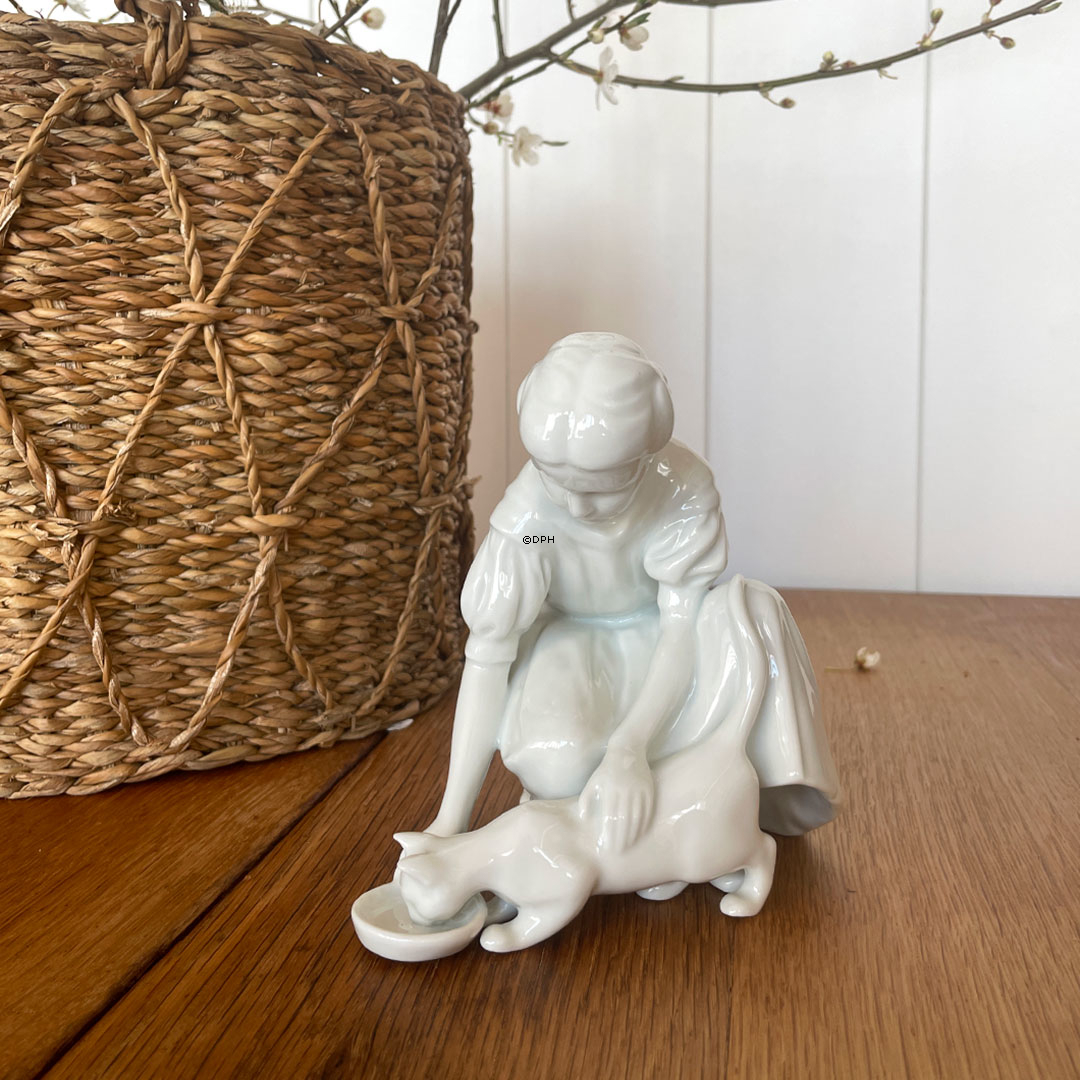 Pige med drikkende kat, Royal Copenhagen figur nr. 421