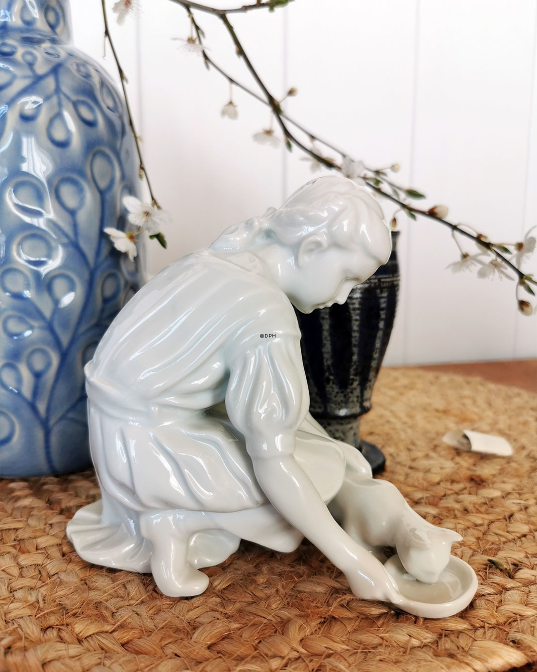 Pige med drikkende kat, Royal Copenhagen figur nr. 421