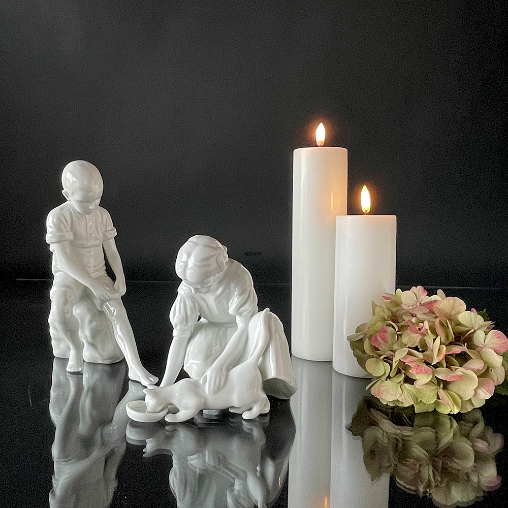 Pige med drikkende kat, Royal Copenhagen figur nr. 421