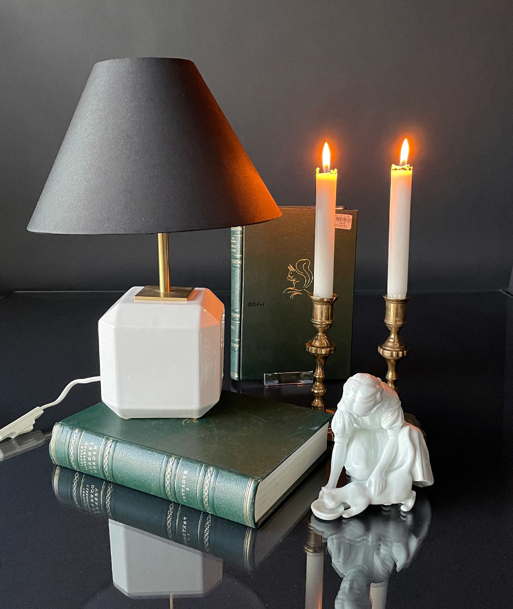 Pige med drikkende kat, Royal Copenhagen figur nr. 421