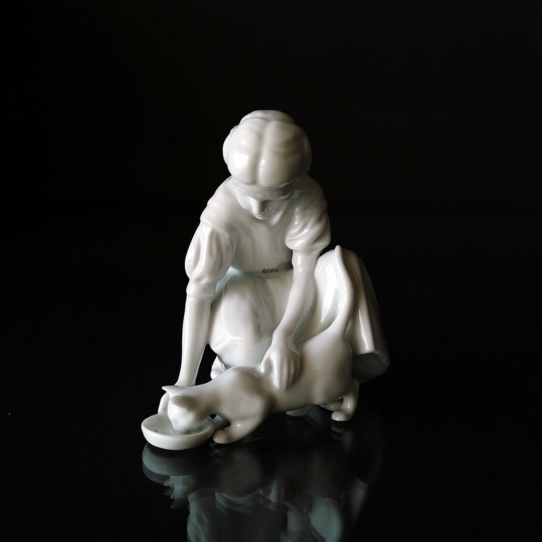 Pige med drikkende kat, Royal Copenhagen figur nr. 421