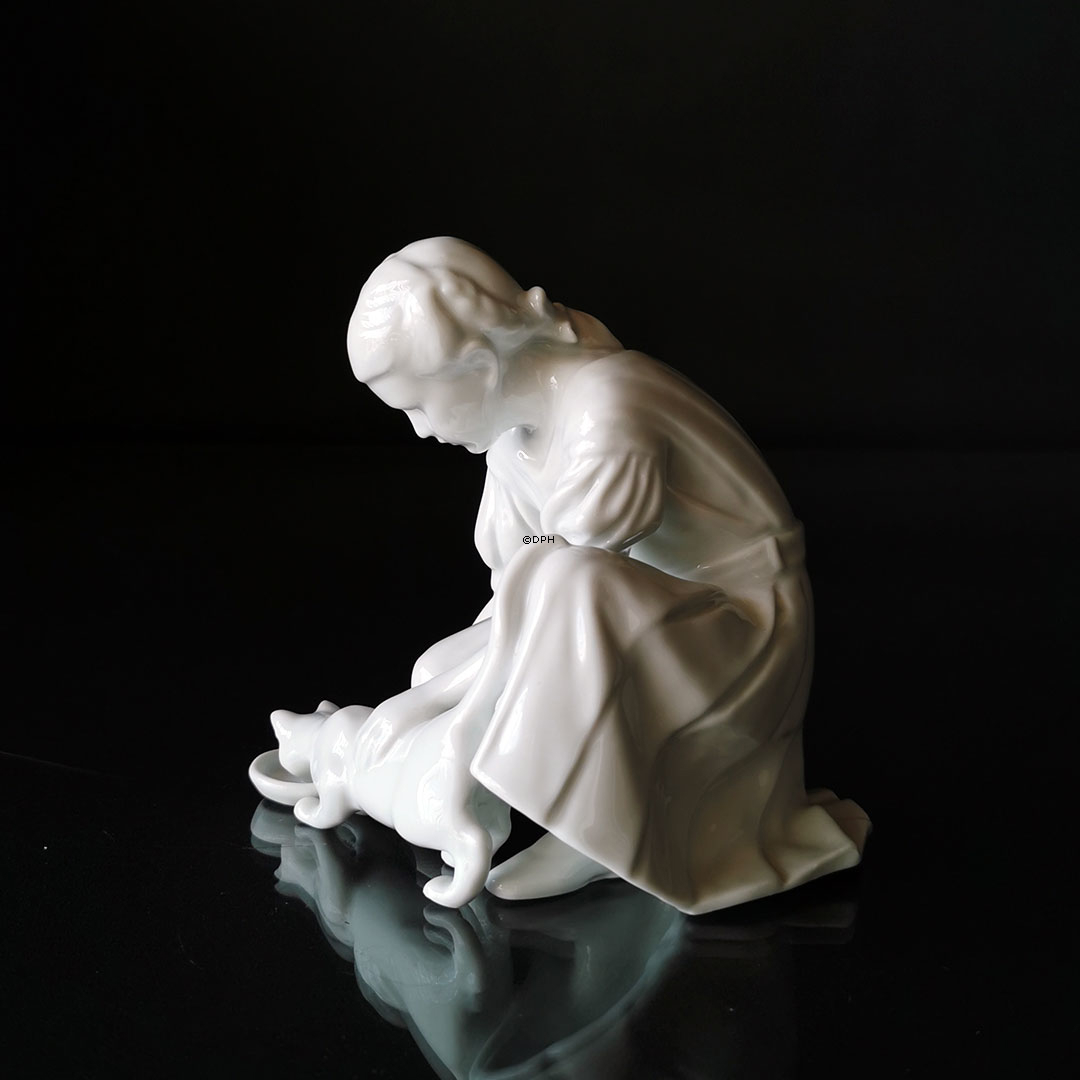 Pige med drikkende kat, Royal Copenhagen figur nr. 421