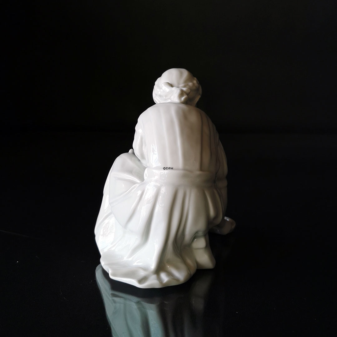 Pige med drikkende kat, Royal Copenhagen figur nr. 421