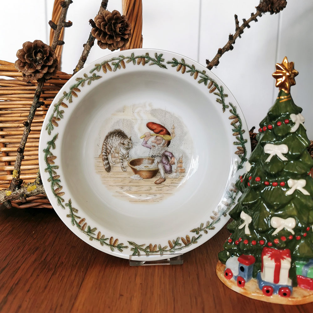 Wiberg Juleskål med nisse der skælder kat ud, Royal Copenhagen nr. 3-14198