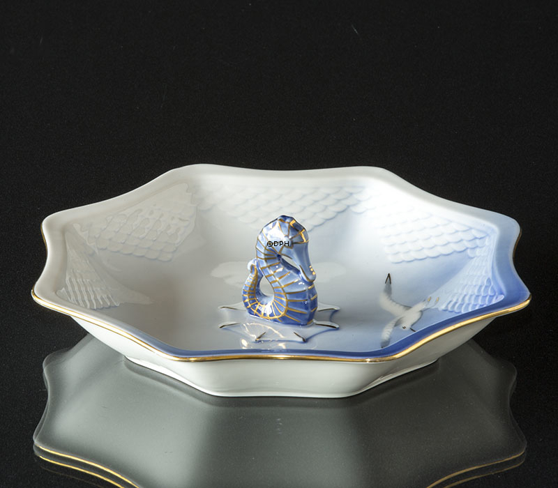 Mågestel med guld, asiet, konfektskål, otte kantet med søhest, Bing & Grøndahl nr. 217