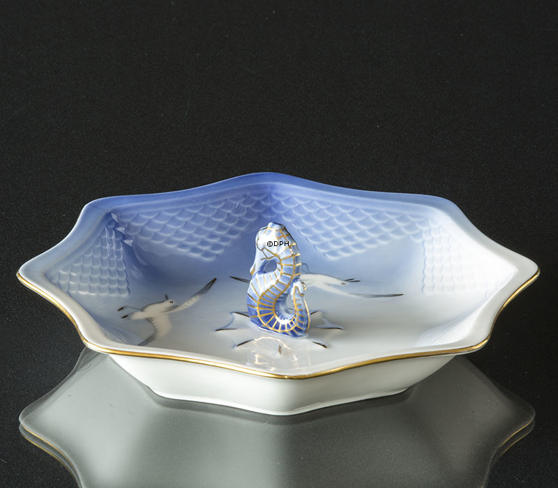 Mågestel med guld, asiet, konfektskål, otte kantet med søhest, Bing & Grøndahl nr. 217