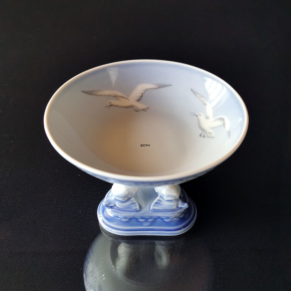 Mågestel uden guld, lille skål på trekantet fod med delfiner 14cm, Bing & Grøndahl nr. 451 eller 66