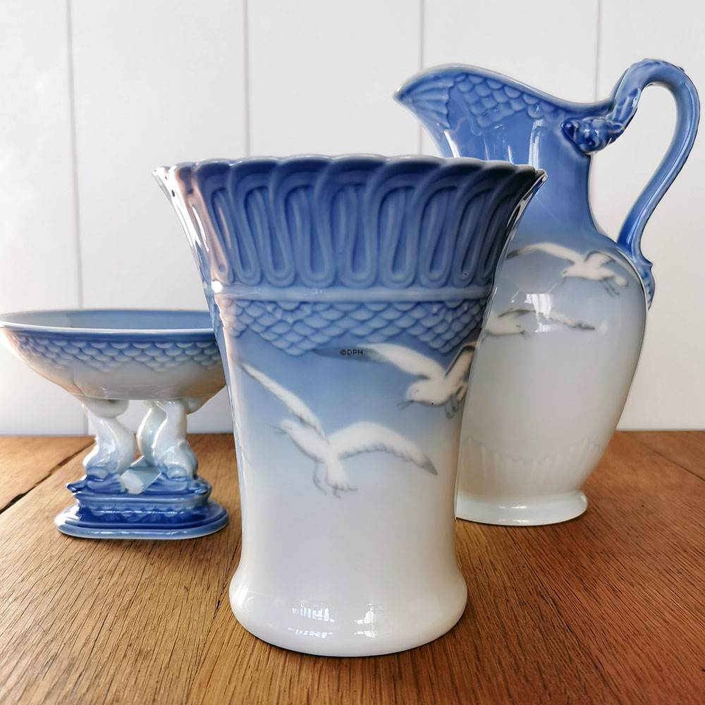 Mågestel uden guld, lille skål på trekantet fod med delfiner 14cm, Bing & Grøndahl nr. 451 eller 66