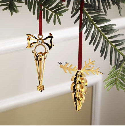 Fyrrekogle og Kræmmerhus - Georg Jensen, Årets Julepynt 2005, sampak