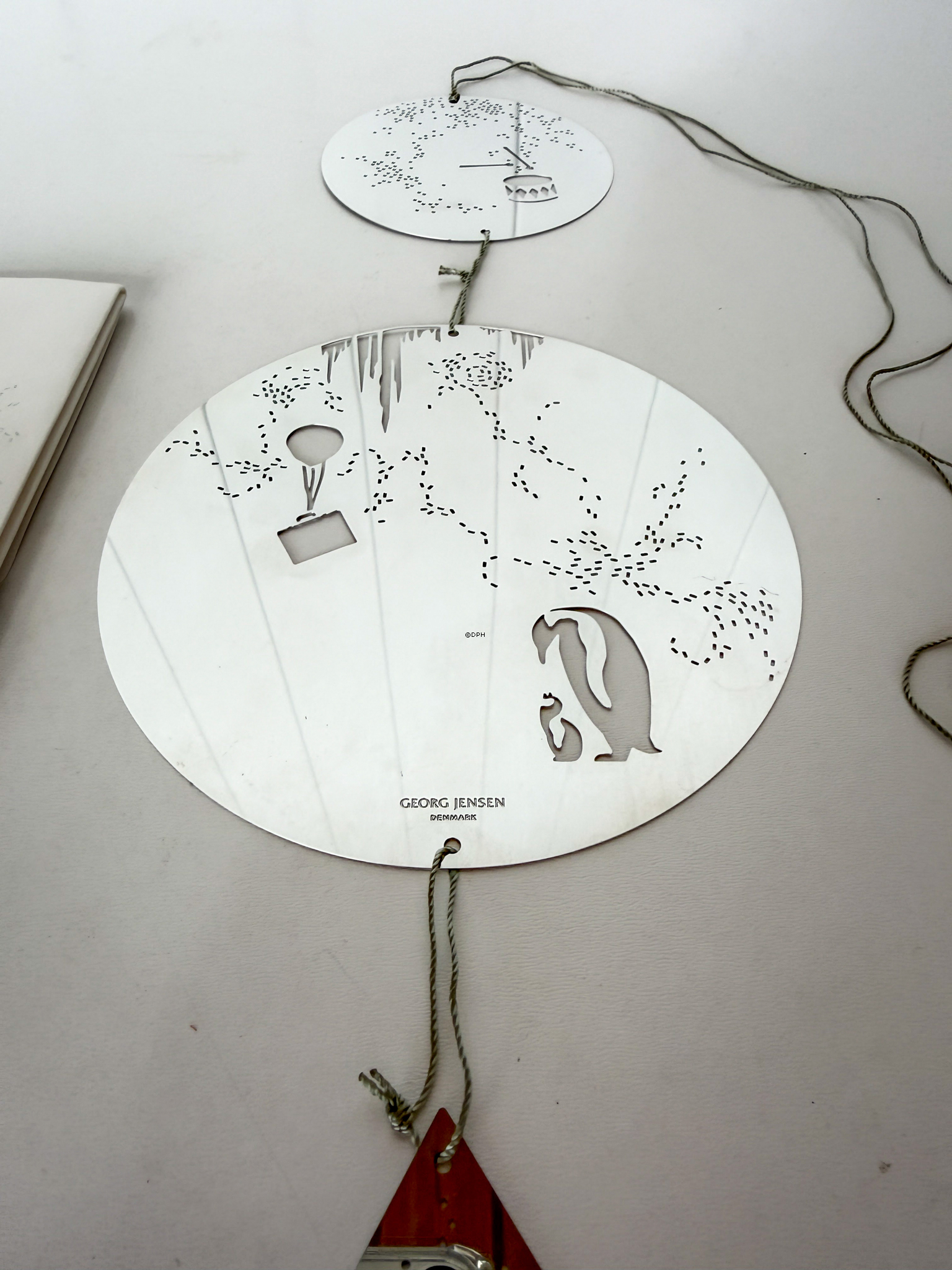 Georg Jensen ornamenter med tromme, pingvin og harlequin