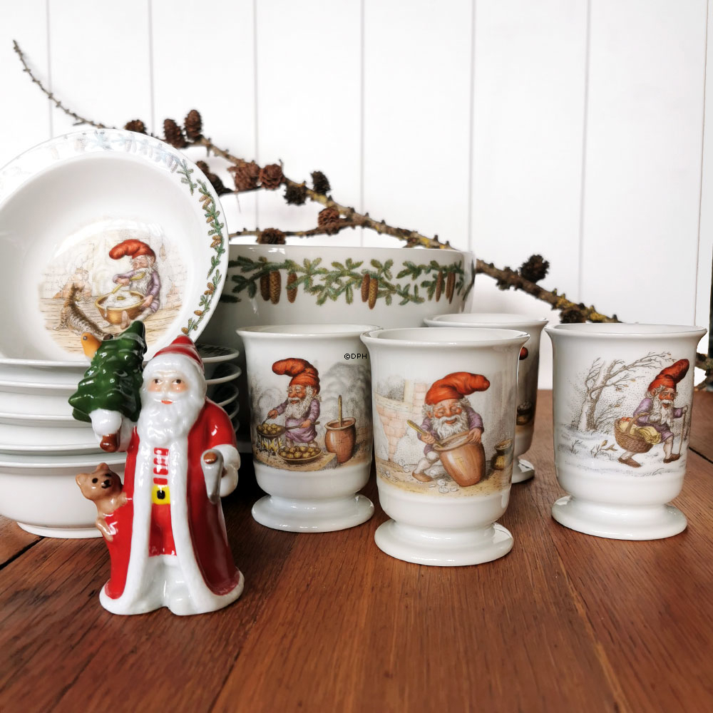 Krus med Wiberg nisse der rører grød, Royal Copenhagen nr. 4-5436