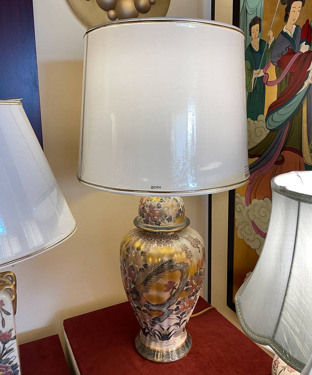 Rund cylinderformet lampeskærm 29 cm i højden, hvid chintz stof med guldkant (2. sortering - se beskrivelse)