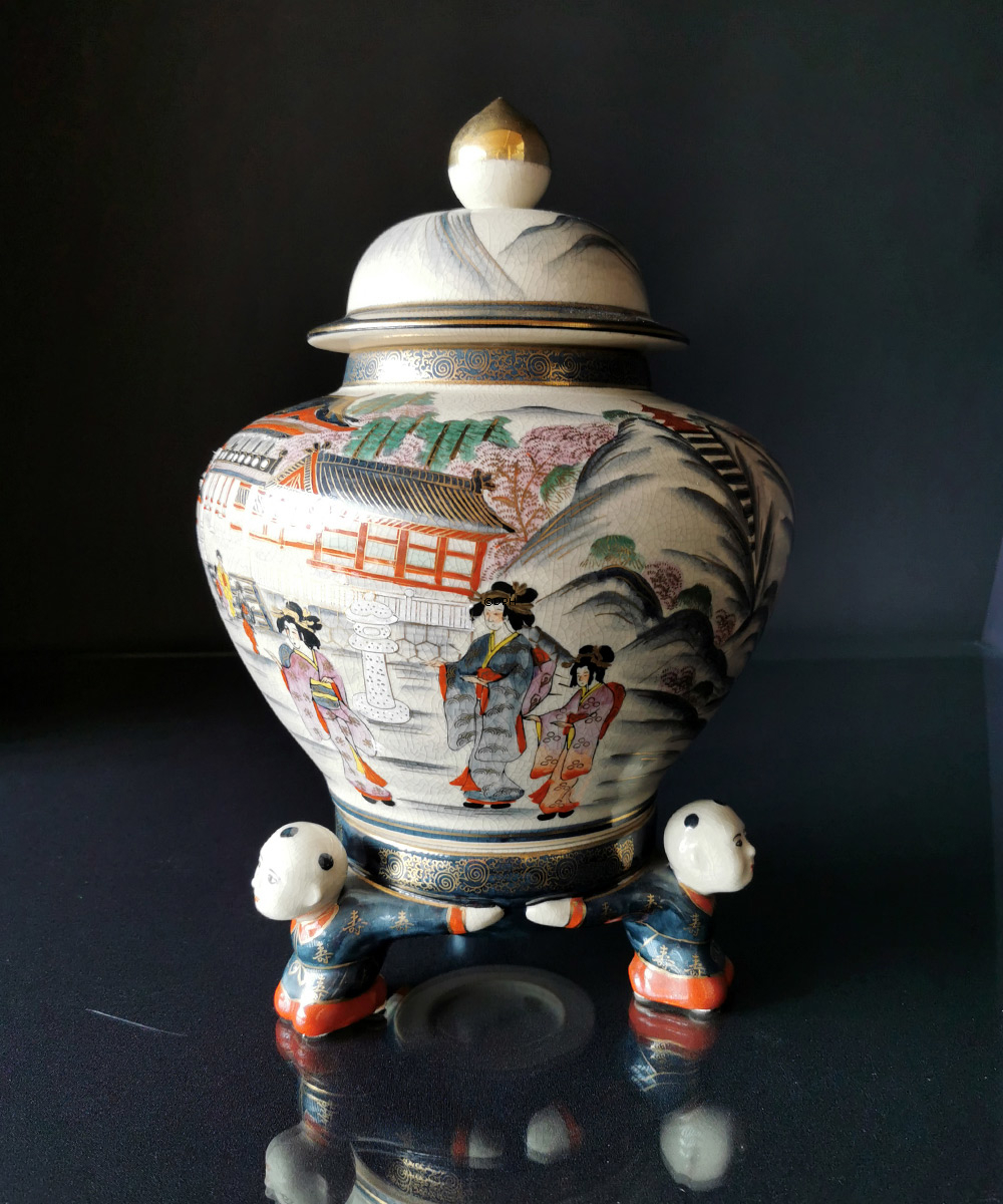 Kutani krukke med opsats