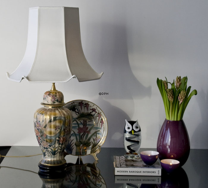 Kutani bordfad med vand og blomster