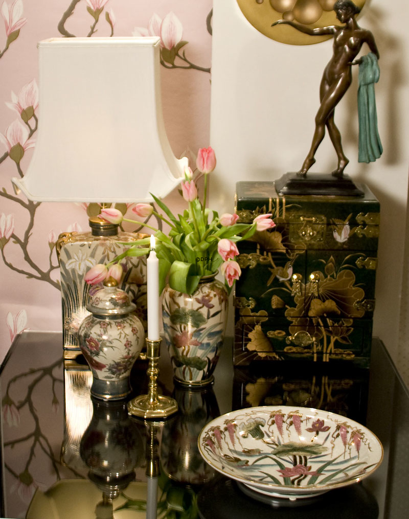 Kutani bordfad med vand og blomster