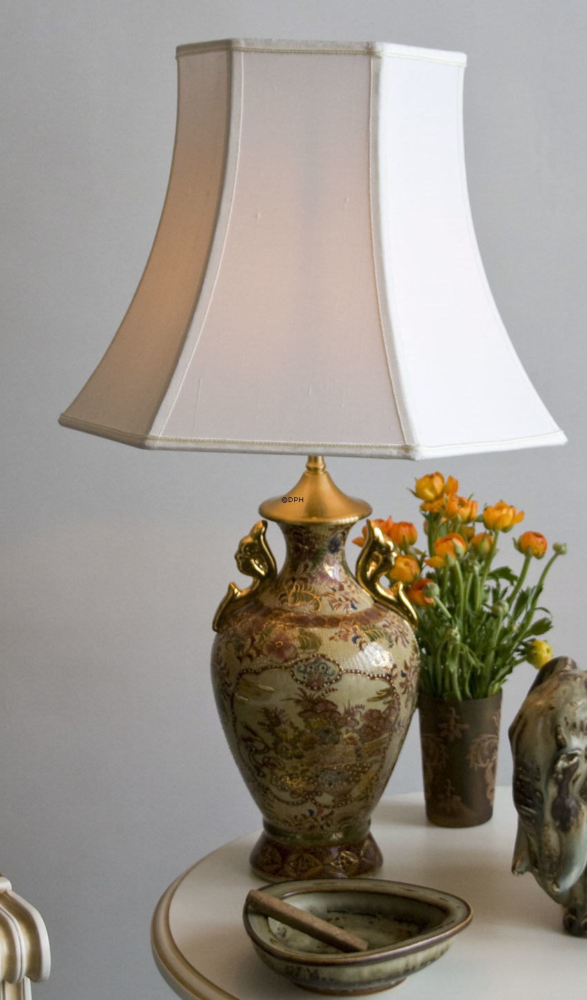 Kinesisk bordlampe med blomst