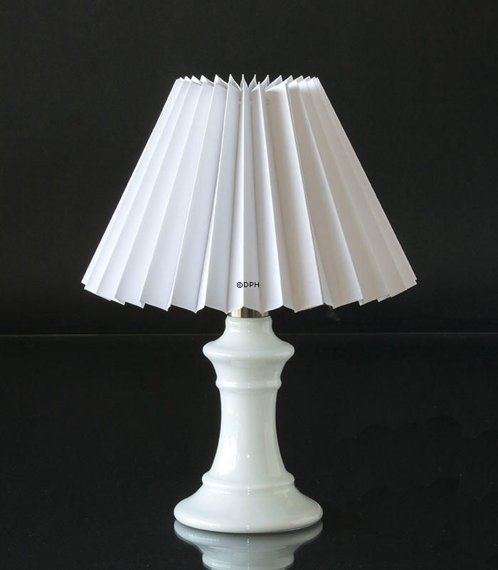 Plissé lampeskærm i hvid chintz stof, sidelængde 18cm