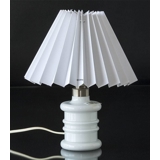 Plissé lampeskærm i hvid chintz stof, sidelængde 15cm