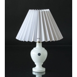 Pleated lamp shade of white chintz fabric, sidelength 18cm