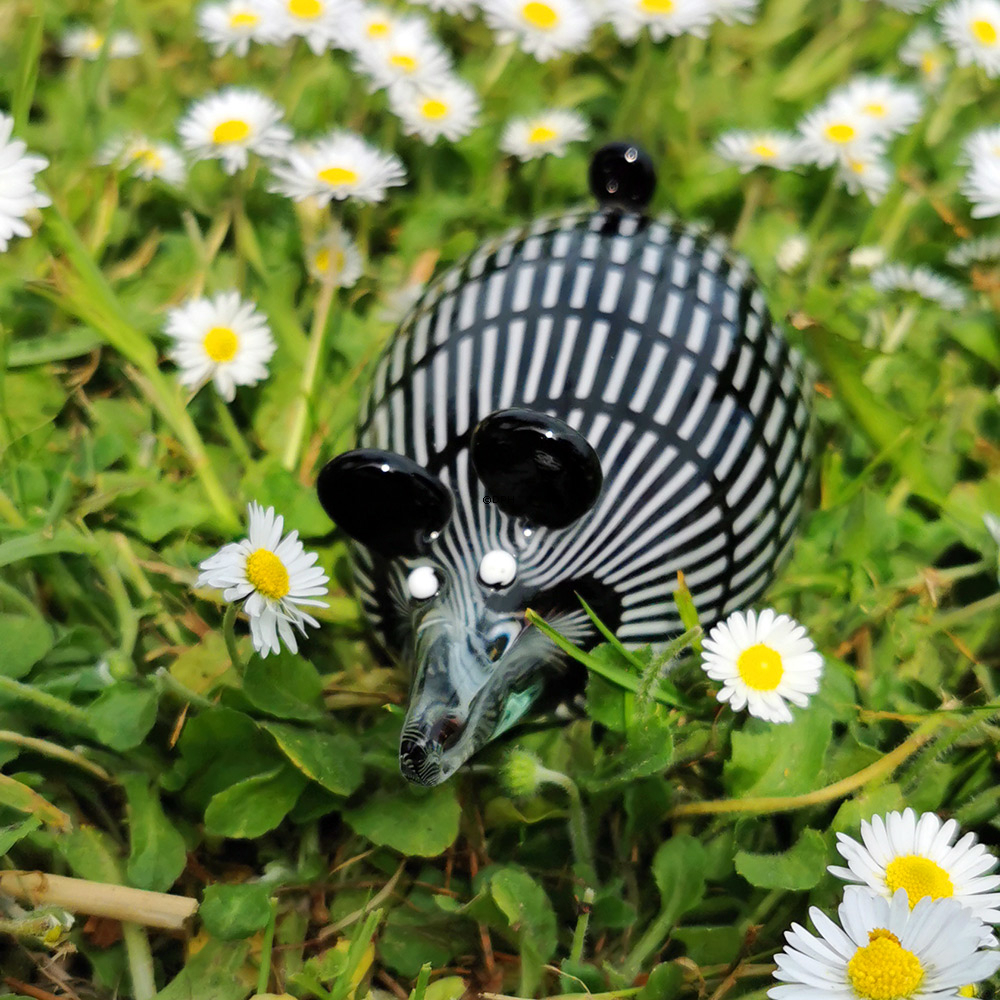 Liggende glasmus - sort og hvid stribet, Mundblæst glaskunst