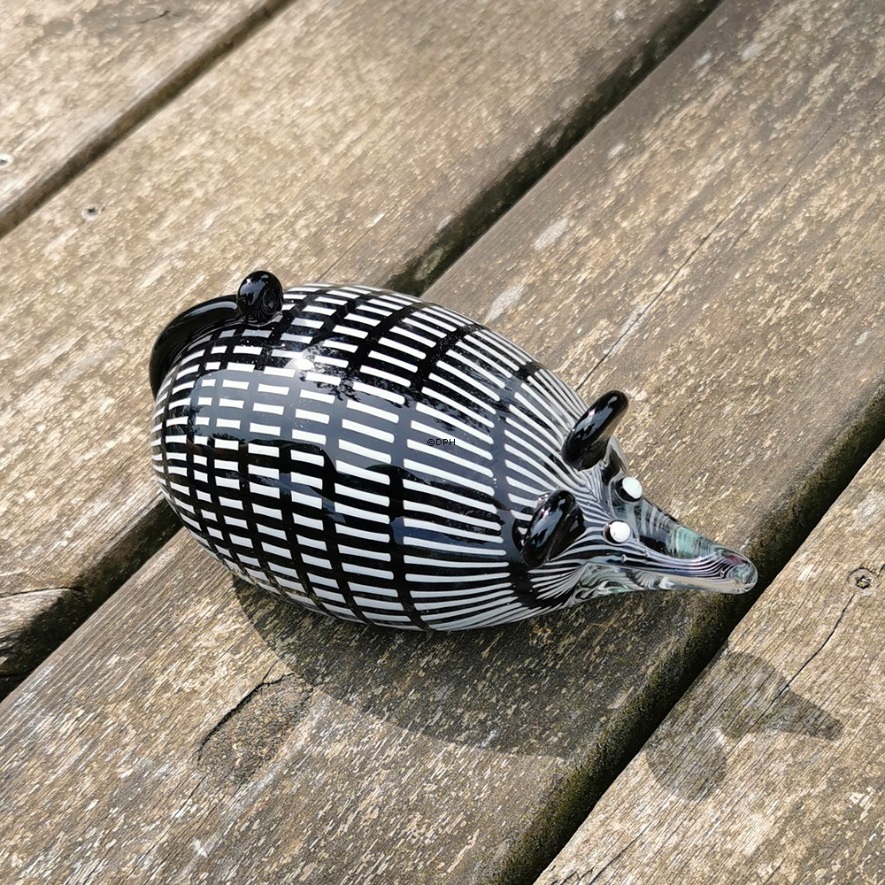 Liggende glasmus - sort og hvid stribet, Mundblæst glaskunst