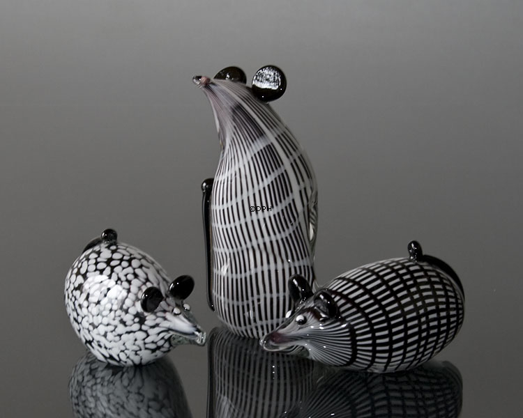 Liggende glasmus - sort og hvid stribet, Mundblæst glaskunst