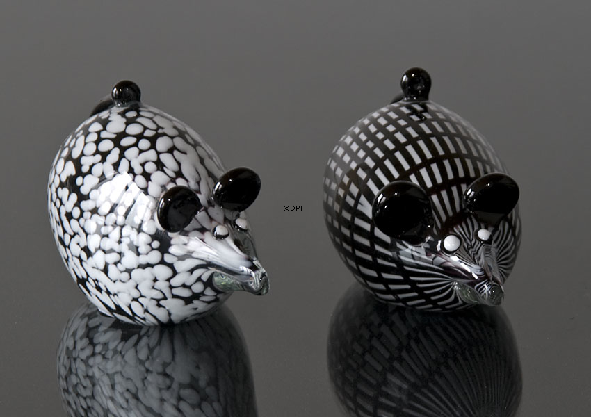 Liggende glasmus - sort og hvid stribet, Mundblæst glaskunst