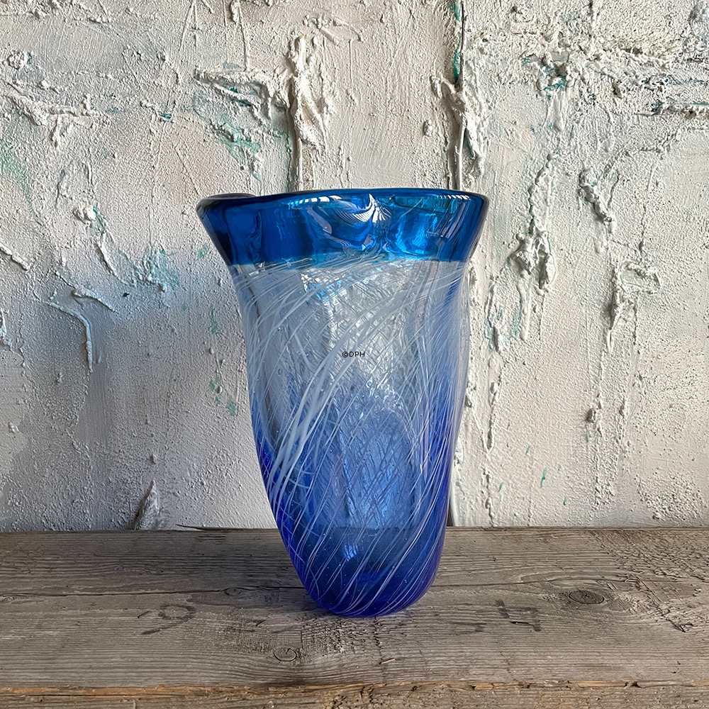 Blå glasvase oval med bølget kant, Mundblæst glasvase,