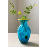 Stor billig glasvase - blå med blomster og gul kant, Mundblæst glaskunst,