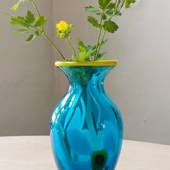Stor billig glasvase - blå med blomster og gul kant, Mundblæst glaskunst, 