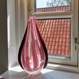 Oval glasvase til få blomster, klar glas med rosa/lilla mønster, 30cm, glaskunst,