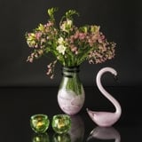 Stor glasvase - grøn med rosa samt slangedekoration, Mundblæst glaskunst,