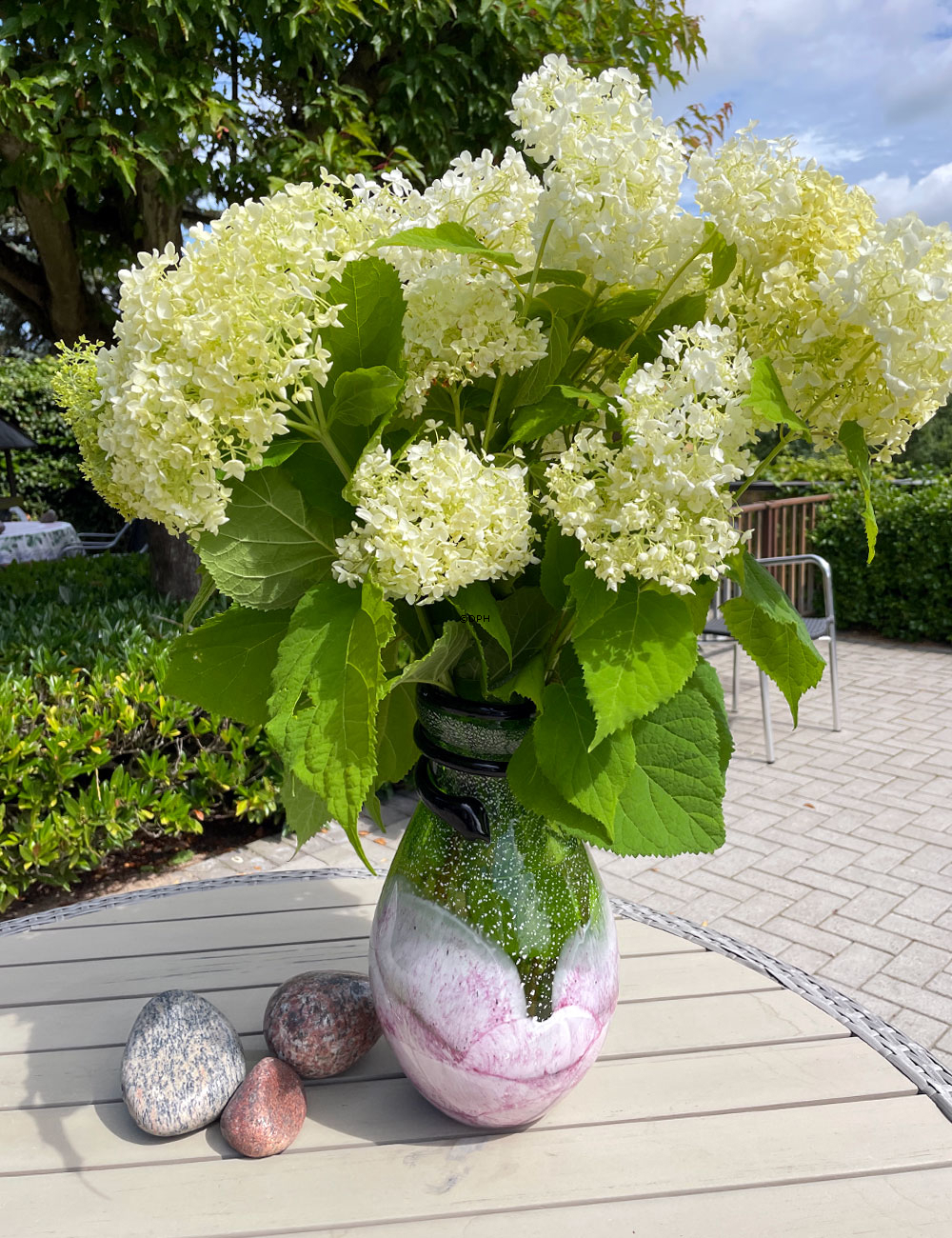 Stor glasvase - grøn med rosa samt slangedekoration, Mundblæst glaskunst,