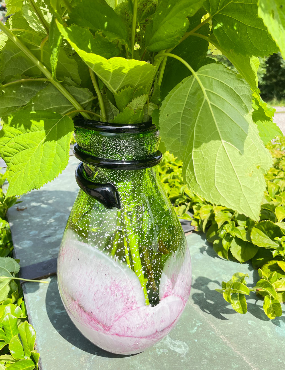Stor glasvase - grøn med rosa samt slangedekoration, Mundblæst glaskunst,