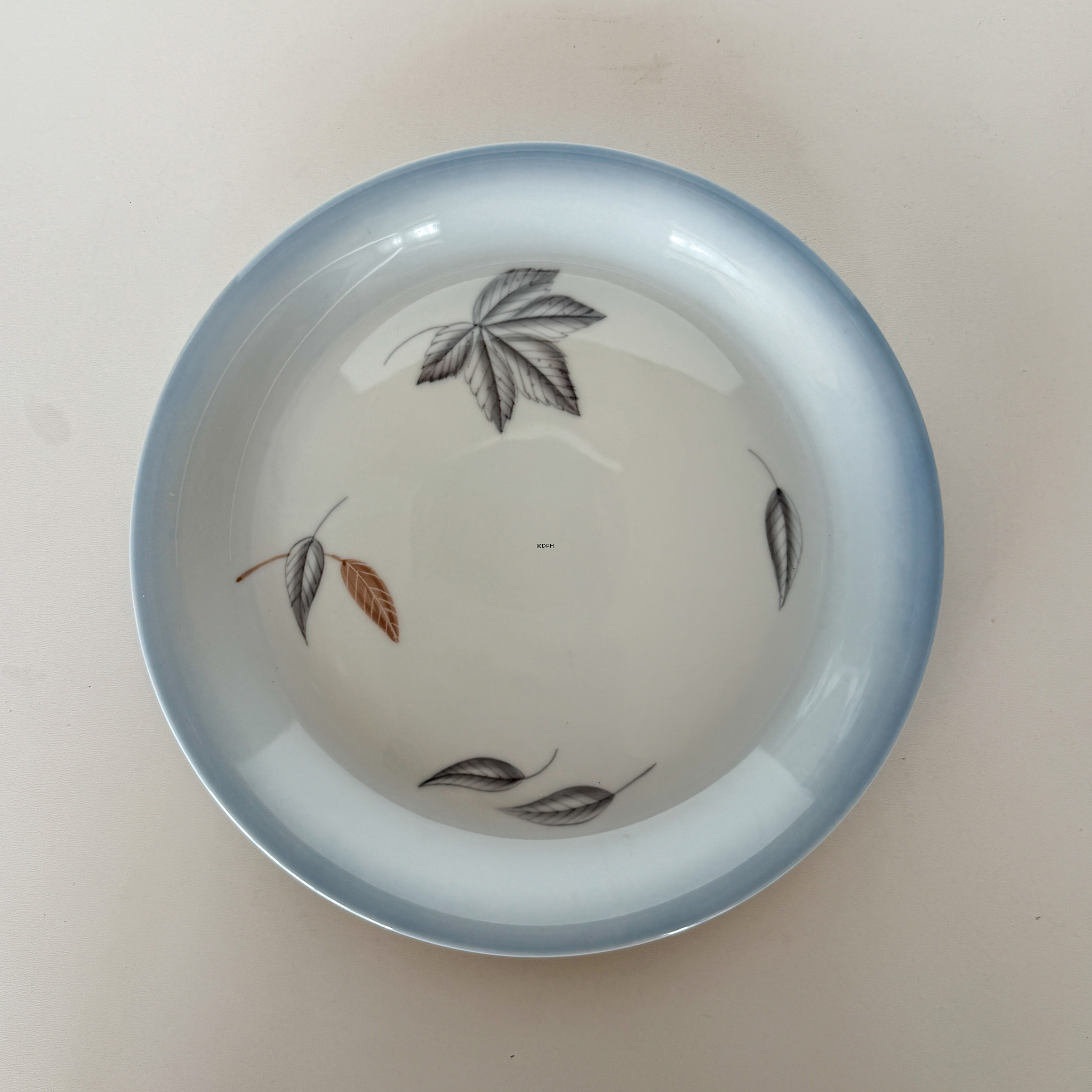 Løvfald rundt kagefad 24 cm. Bing & Grøndahl nr. 101