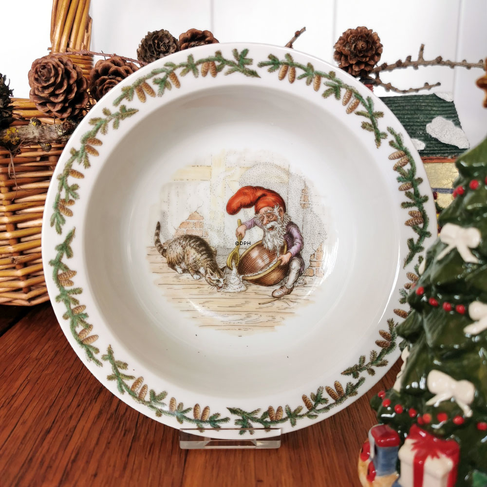 Wiberg Juleskål med nisse der deler risengrød med kat, Royal Copenhagen nr. 5-14198