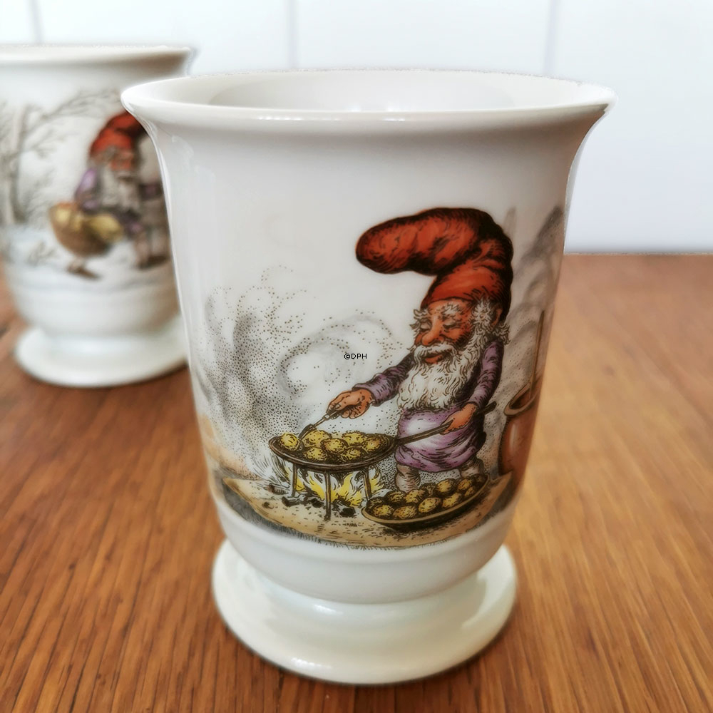 Krus med Wiberg nisse der laver æbleskiver, Royal Copenhagen nr. 5-5436