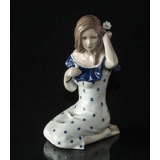 Ung Pige med margueritter i prikket kjole, Karen, Royal Copenhagen figur nr. 008
